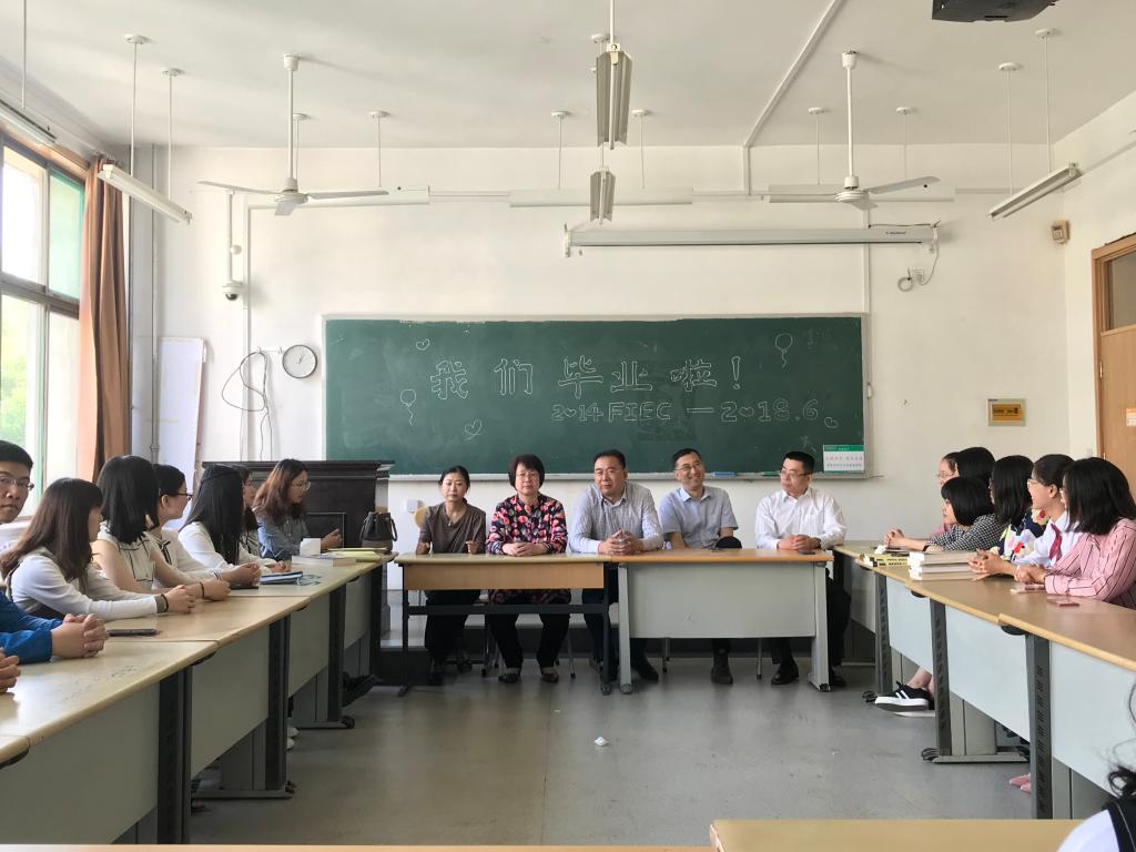 yl88858永利集团召开2014级金创班级毕业座谈会.jpg