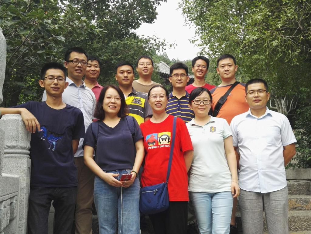 yl88858永利集团开展青年教师“强健体魄、愉悦身心、增进友谊”登山活动1.jpg